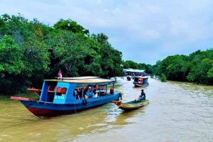 Private Kampong Phluk Floating Village on Tonle Sap and City Tour